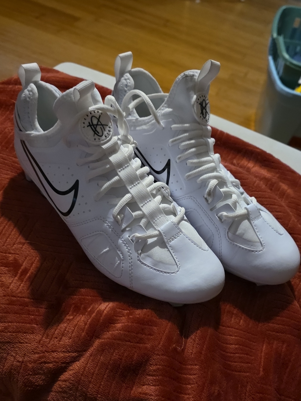 Nike Men's White Lacrosse Athletic Cleats with Black Swoosh